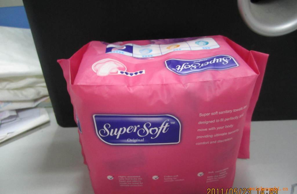 供应外贸supersoft卫生巾出口卫生巾加工进口材料卫生巾批发
