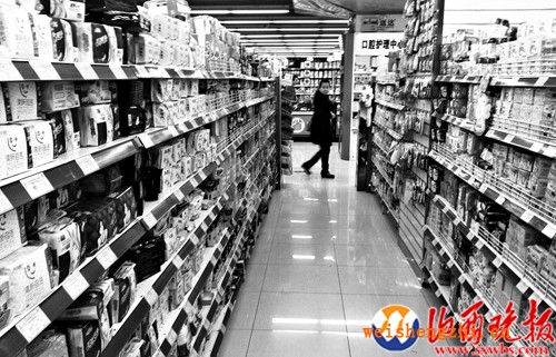 省城某超市卫生巾商品区内，卫生巾的品牌和种类繁多